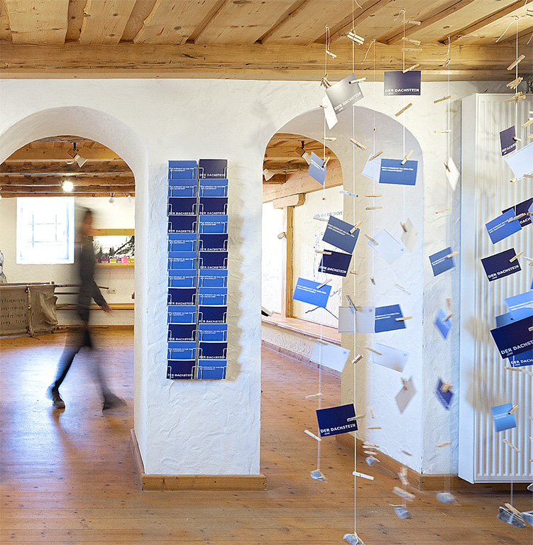 Ausstellungsraum mit Postkarten