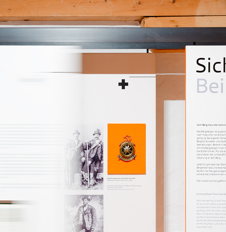 Nahaufnahme Ausstellungsplakate