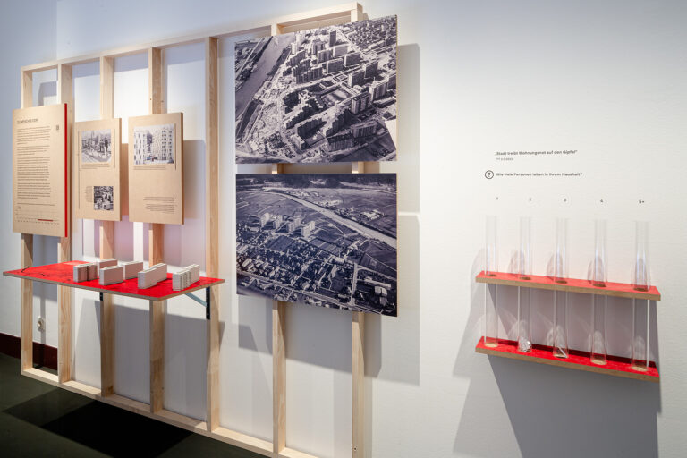 interaktive Ausstellungswand aus Holzgerüst